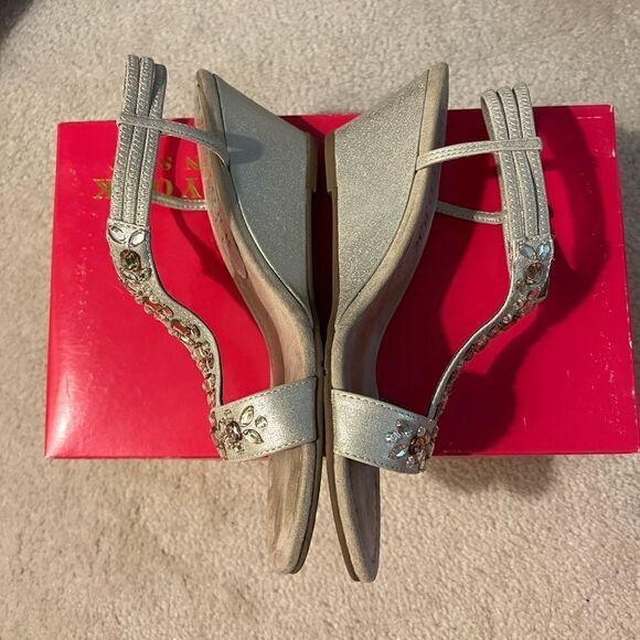 New York Transit Vibrant Champagne Low Wedges Size 8 - Picture 2 of 4